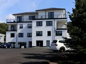 Außen mit Parkplatz Außen mit Parkplatz