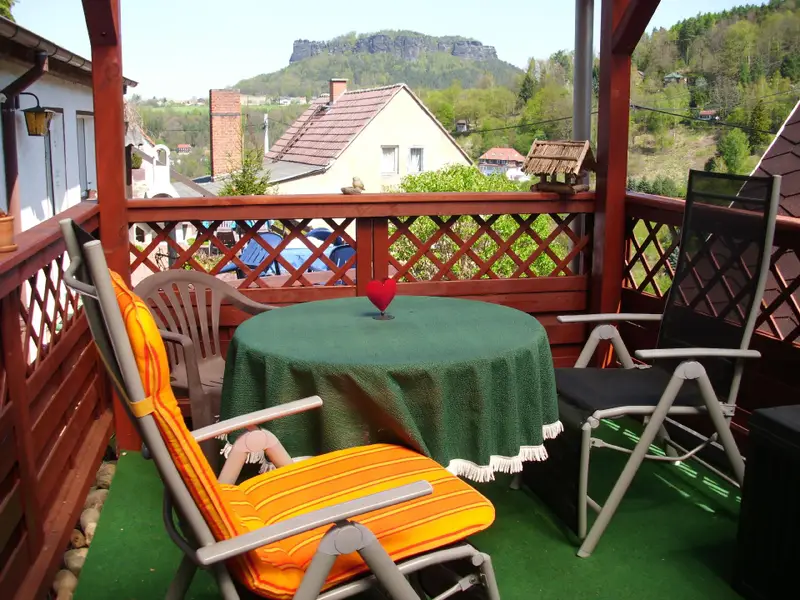 Von ihrer Terrasse mit Blick zum Lilienstein