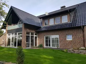 Außenansicht des Hauses mit Wintergarten Außenansicht des Hauses mit Wintergarten