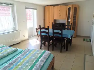 Wohnzimmer mit Schlafzimmer 2 und TV