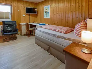 1. Schlafraum mit TV