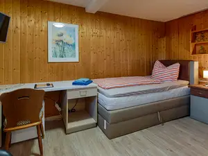 2. Schlafraum mit TV