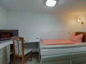 2. Schlafbereich mit TV