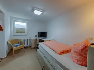 1. Schlafbereich mit TV