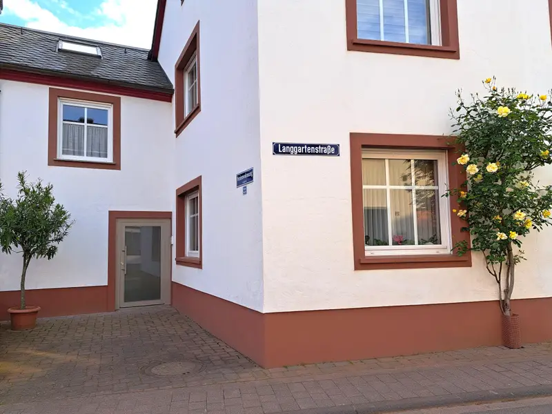 Eingang neben dem Haupthaus Eingang neben dem Haupthaus