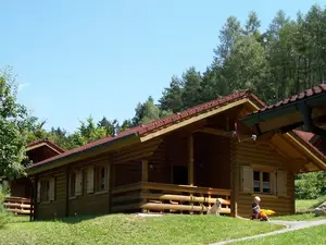 Blick auf das Blockhaus 10 im Sommer