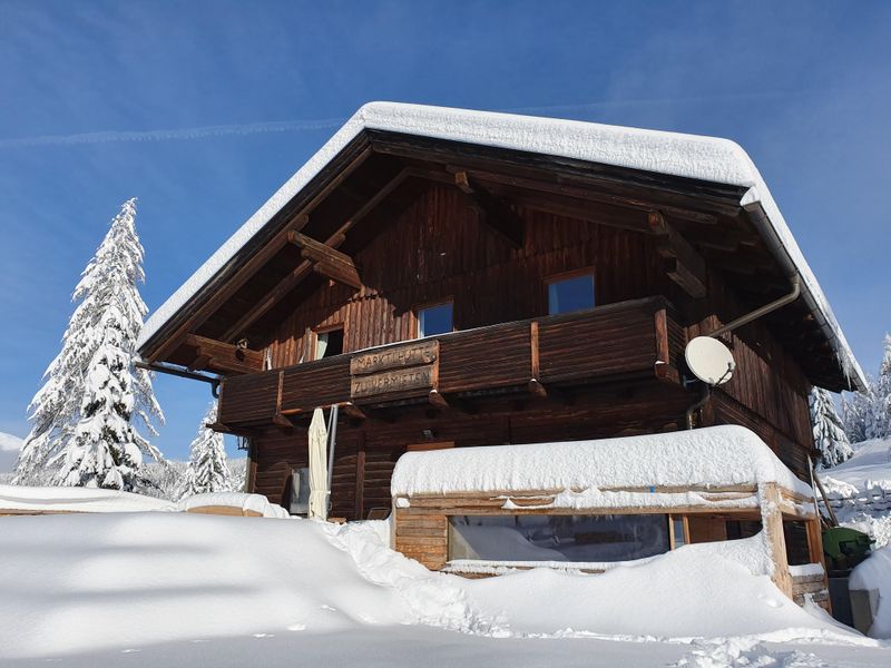 Hütte mit blitzblauen Himmel