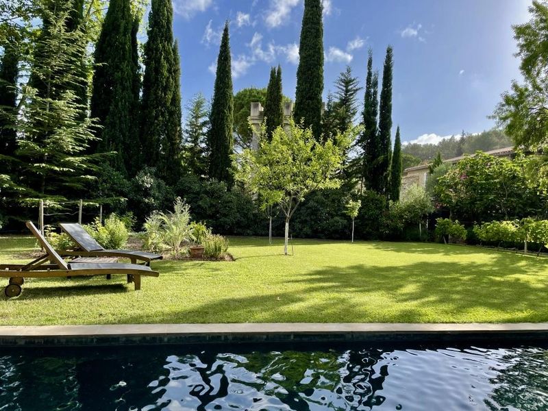 Jardin de la maison du village et la piscine