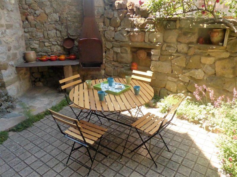 Patio coté sud avec barbecue