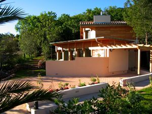 gîte des oliviers vue extérieure et jardin