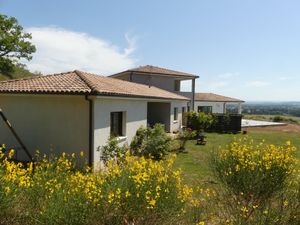 le gîte et la maison des propriétaires derrière