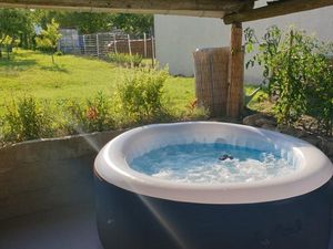 Venez profiter du Jaccuzi sous la terrasse couvert