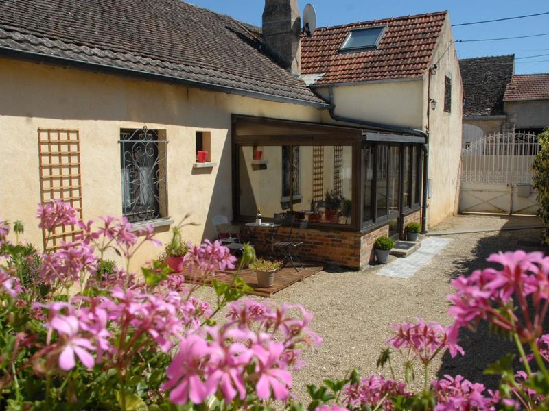 vue cour entrée gîte