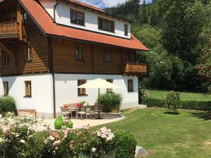 Landhaus am Bach, außen mit Gartenmöbel