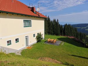 Gästehaus Hebalm außen Sitzgelegenheit