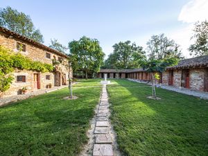 Le Cloître que bordent les Gîtes de La Soursol