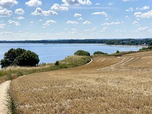 Weite Natur: Felder und Meer.