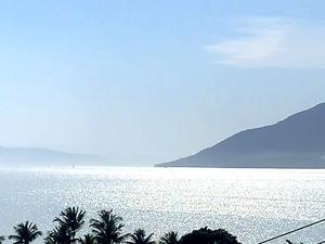 Atemberaubende Aussicht von unserer Terrasse auf das Meer und die Natur.