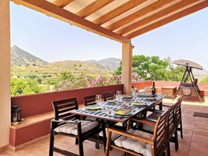 Teilüberdachte Süd-West-Terrasse mit Berg- und Poolblick