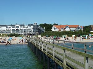 Außenansicht des Gebäudes. Blick von der Seebrücke auf Strand und Wohnung