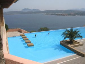 gemeinschaflticher Pool mit Meerblick