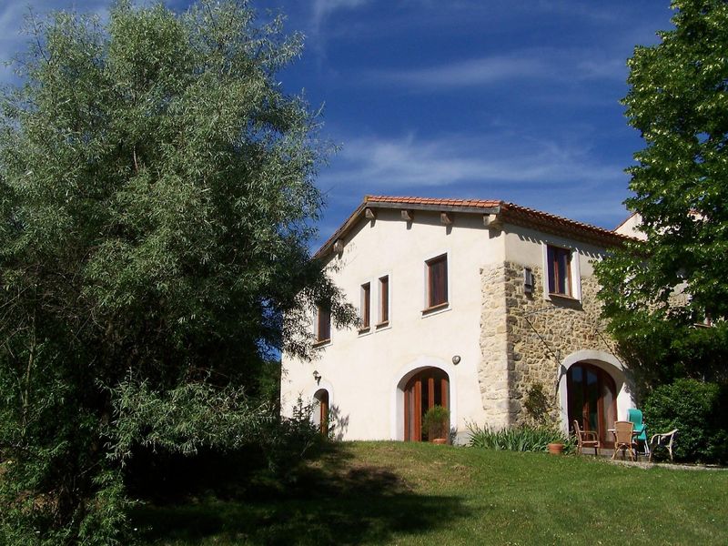 Außenansicht des Gebäudes. Huis Marsanne met groot terras en ligweide