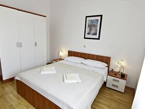 Das Schlafzimmer mit Doppelbett, Nachttische mit Nachttischlampen, Kleiderschrank.