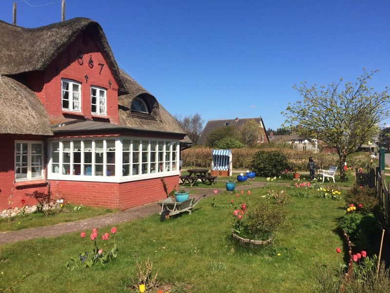 Hüs Sanskiin mit Reetdach in Süddorf auf Amrum