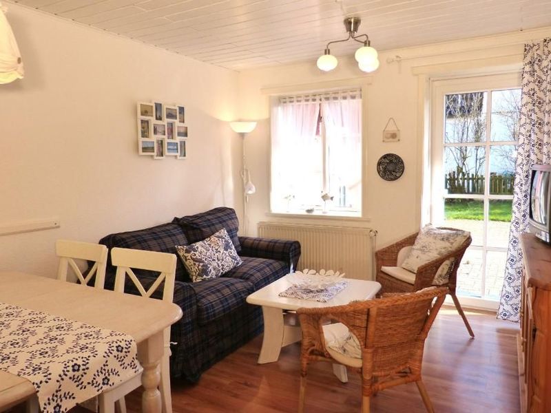 Wohnzimmer in der Ferienwohnung Fiiwfut in Süddorf auf Amrum