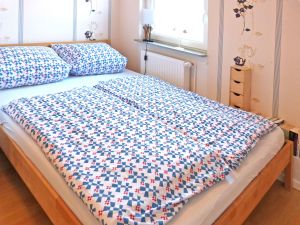 1. Schlafzimmer in der Ferienwohnung Hüs Pelle in Süddorf auf Amrum