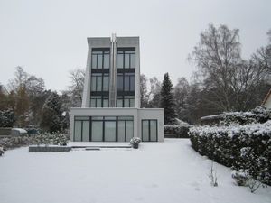 Außenansicht des Gebäudes. Winter am Meer