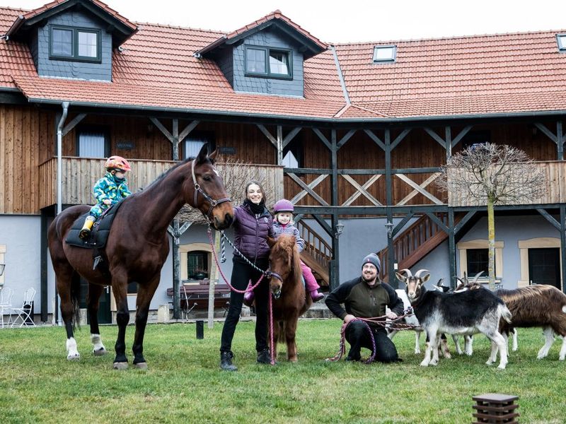 Ihre Gastgeber auf dem Glücksbringerhof