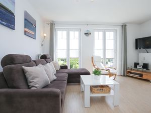 Wohnzimmer mit Zugang zum Balkon