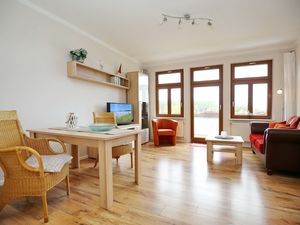 Wohnzimmer mit Esstisch und Blick zum Balkon