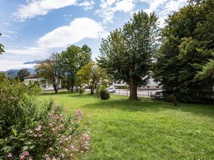 Blick vom Balkon in den Garten Richtung Kaisergebirge