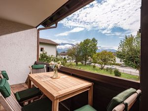 Sonniger Balkon mit Blick ins Kaisergebirge