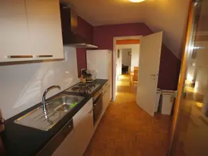 Küche mit Herd und Backofen