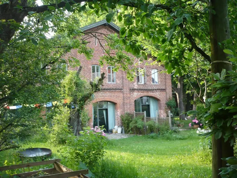 In diesem Wohnhaus befindet sich die Galeriewohnung, mit einem schönen Blick auf den Innenhof und Wiesen. In diesem Wohnhaus befindet sich die Galeriewohnung, mit einem schönen Blick auf den Innenhof und Wiesen.