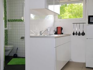 Neue Einbauküche (rechts) und schickes Bad (links)