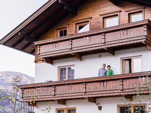 Ihre Gastgeber auf dem Balkon von Apart Eno.