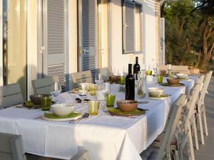 Terrasse. Gemeinsam bei schönem Wetter im Freien essen