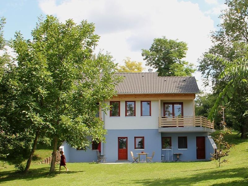 Außenansicht des Gebäudes. das Haus vom Garten aus gesehen