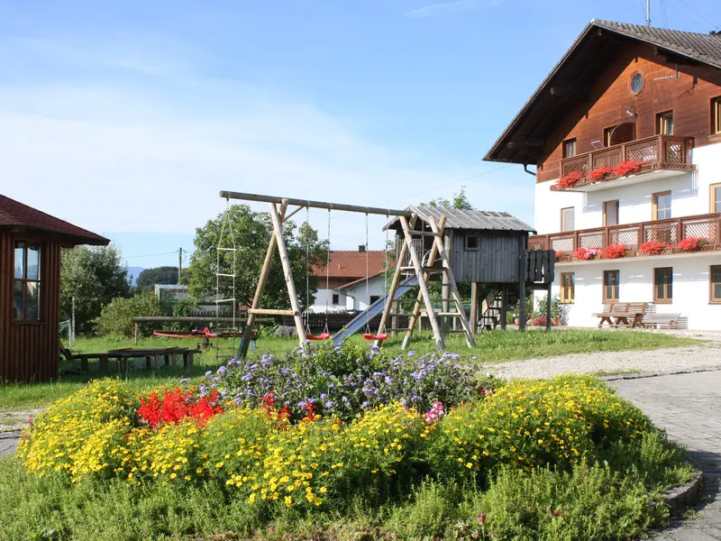 Hausansicht mit Spielplatz Hausansicht mit Spielplatz