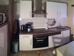 Küche und Esstisch