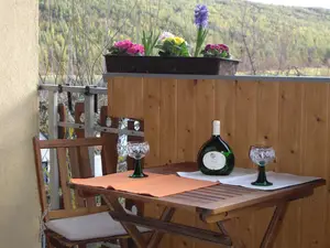 Entspannt die Aussicht vom Balkon genießen Entspannt die Aussicht vom Balkon genießen