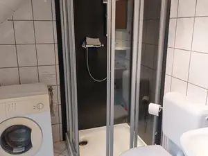 Badezimmer mir geräumiger Dusche
