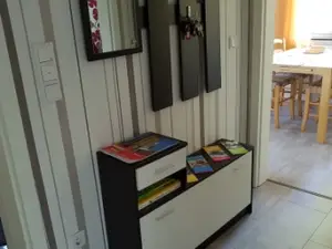 Flur im Obergeschoss mit Blick in die Küche