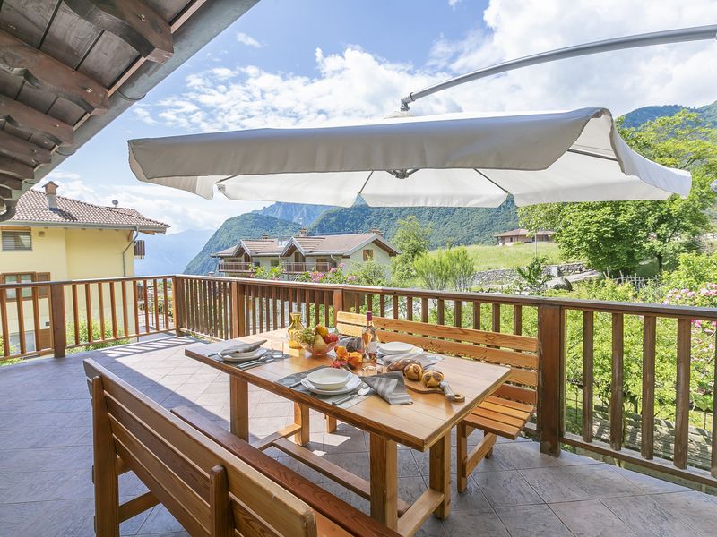 Der Balkon mit Blick auf den See und die Berge