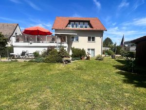 Umzäunter Garten mit Terrasse