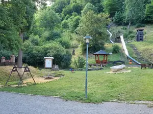 Waldspielplatz mit tollen Rutschen direkt um die Ecke Waldspielplatz mit tollen Rutschen direkt um die Ecke
